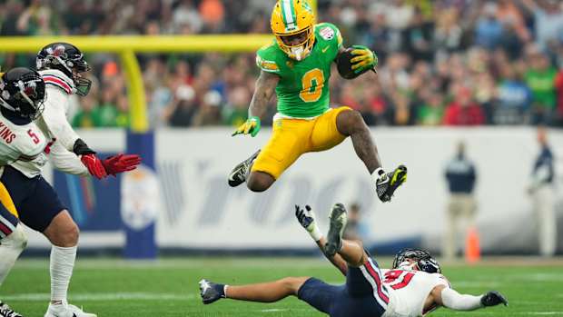Oregon running back Bucky Irving.